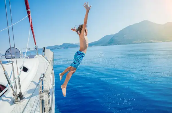 Enfants sautant à l'eau depuis un voilier. Enfants En Bateau En Famille, Vivre En Bateau, Plaisance