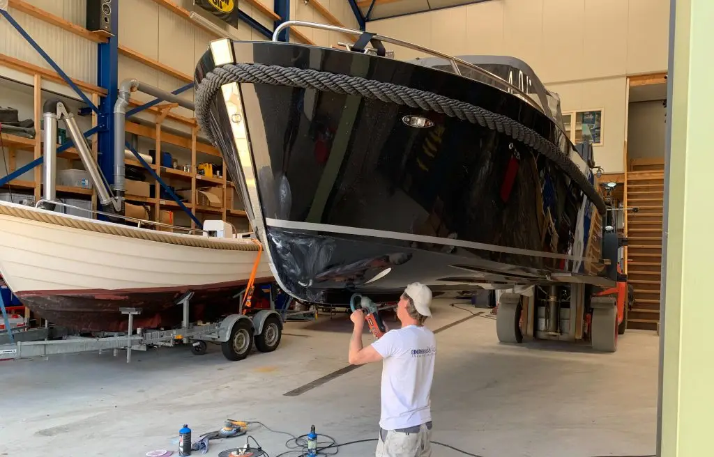 Entretien bateau - entretenir un bateau Homme dans un hangar réalisant l'entretien d'un Bateau,: Check-list vie à bord -