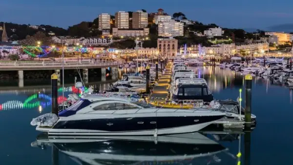 Bateaux dans une marina le soir. Comment choisir un bateau sur le blog Vivrenbateau