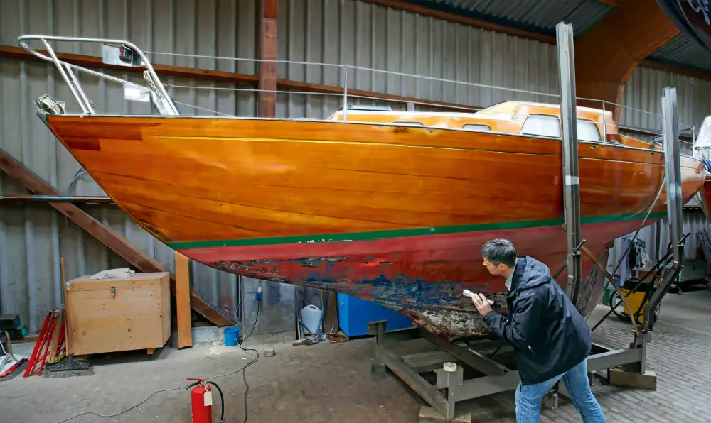 Examen approfondi de la coque d'un bateau en bois pour vivre à bord. Expertise bateau 