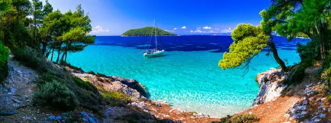 Vivre sur un bateau et voyager à bord. Voilier dans un paysage de rêve.