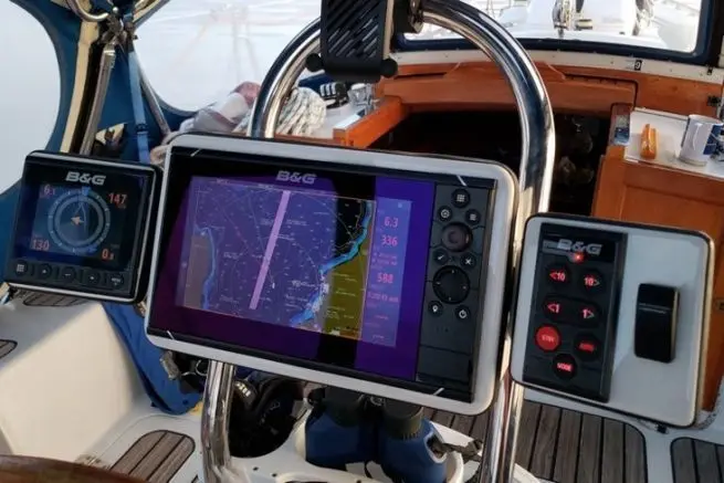 Electronique-de-navigation-dans-le-cockpit-dun-voilier