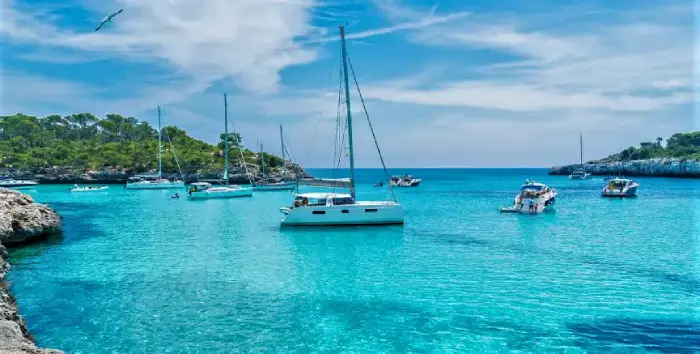 Bateaux au mouillage - Cala Mondrago - Vivre à bord avec Vivrenbateau 