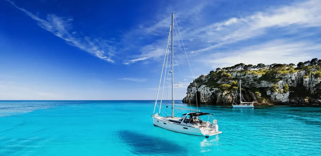 Bateaux au mouillage dans une eau turquoise. La vie à bord d'un bateau sur le site vivrenbateau